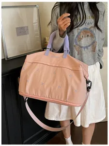 Grote roze reistas met schattige strik borduursels, paarse handgrepen en comfortabele schouderband.