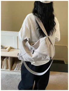 Vue détaillée d'un grand sac de voyage de loisirs avec sangle d'épaule réglable.