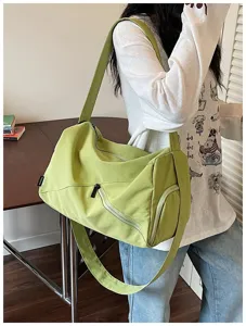 Détail de sac de voyage vert, sac de sport en toile décontracté avec fermeture éclair.