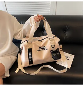 Vue détaillée du sac de voyage, bagage sport fitness loisir avec pendentif chat peluche.