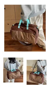 Gros plan détaillé du sac de voyage spacieux avec poche à carreaux et poignées bleues.