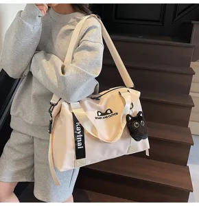 Sac de voyage décontracté pour femme, grand sac de sport avec pendentif chat et bandoulière.