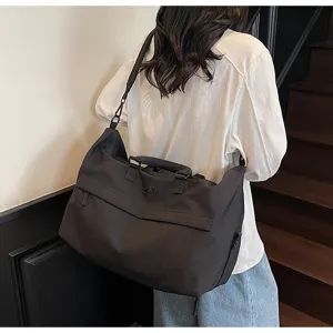 Large capacity travel duffel bag for women and men, stylish casual shoulder weekender bag.