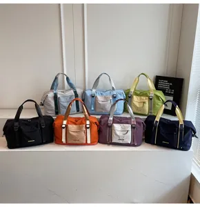 Detalle de escena con varias bolsas de viaje coloridas en superficie de exposición.