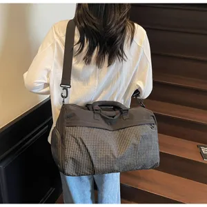 Grand sac de voyage avec motif à carreaux, bandoulière, idéal pour le sport et les loisirs en détail.