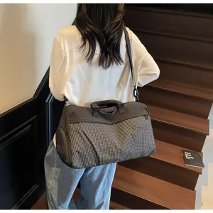 Grand sac de voyage de sport avec motif à carreaux élégant pour la salle et les loisirs.