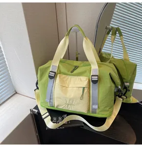 Detalle de bolsa de viaje grande verde, bolso deportivo ligero para fitness y viajes cortos.