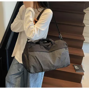 Vue détaillée du grand sac de voyage étanche au motif à carreaux pour sport et fitness.