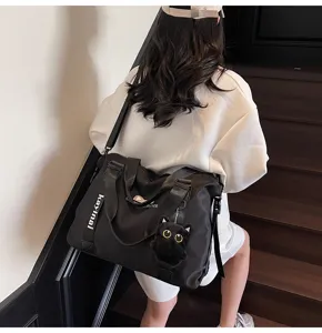 Vue détaillée du sac de voyage noir pour femmes, grand sac de sport et de fitness imperméable.