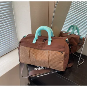 Vue détaillée du grand sac de voyage imperméable avec poche avant à carreaux.