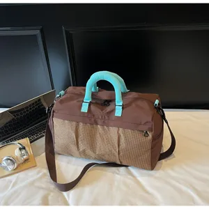 Grand sac de voyage étanche avec design élégant bicolore, idéal pour le sport et le fitness.