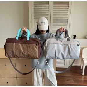 Grand sac de voyage étanche avec séparation humide et sèche idéal pour le sport et les week-ends.