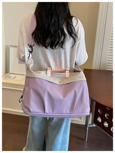 Vista detallada de una bolsa de viaje grande y extensible para deportes, gimnasio y fines de semana.