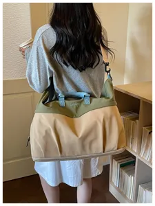Vista detallada de la gran bolsa de viaje bicolor, cómoda y práctica para el uso diario.