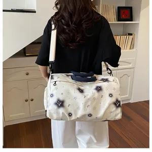 Large capacity travel duffel bag for women, stylish weekend luggage and lightweight fitness bag.