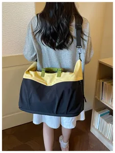 Gran bolsa de viaje con correa para el hombro ideal para desplazamientos y viajes.