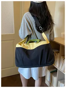 Vista detallada de la bolsa de viaje grande en negro y amarillo para desplazamientos y fitness.