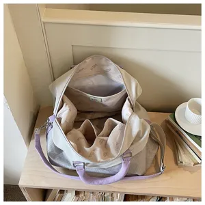 Vista interna della spaziosa borsa da viaggio elegante con scomparti multipli e fodera.