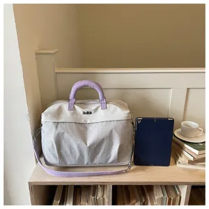 Grande borsa da viaggio con tracolla, borsone sportivo e casual leggero per le vacanze.