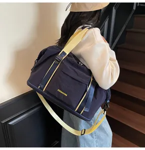 Gran bolsa de viaje para mujer, bolsa de deporte ligera y equipaje práctico para viajes cortos.
