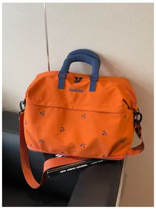 Grote reistas met stijlvol borduurwerk, ideaal voor korte reizen en sport. Zeer handig.