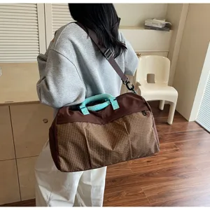 Grand sac de voyage étanche pour homme et femme, sac de sport chic à carreaux avec poignées solides.