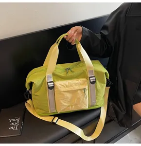 Bolsa de viaje grande tipo duffel con bolsillo de contraste y correa ajustable.
