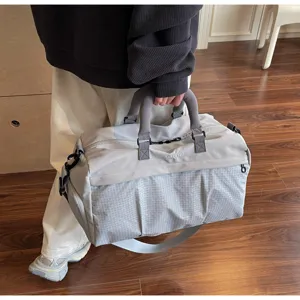 Vue détaillée du grand sac de voyage étanche avec poignées confortables et design moderne.