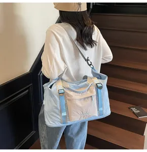 Bolsa de viaje detalle mostrando gran capacidad, asas dobles y un diseño elegante.