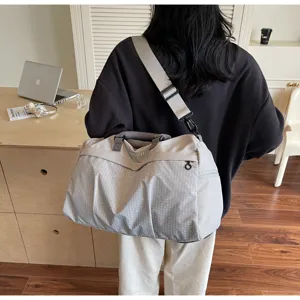 Grand sac de voyage et de sport pour homme et femme, étanche et léger pour le fitness.