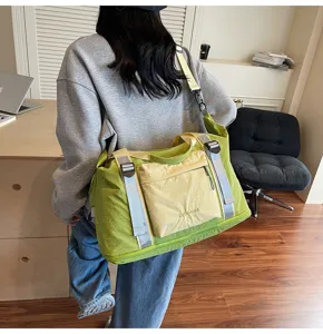 Gran bolsa de viaje tipo duffel para mujer, elegante bolso deportivo impermeable de gran capacidad.