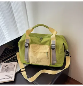 Gran bolsa de viaje de moda en verde y amarillo, ideal para gimnasio o viajes cortos.