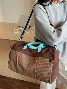 Grand sac de voyage de grande capacité pour hommes et femmes, sac de sport étanche au design à carreaux.