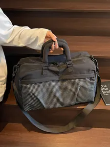 Grand sac de voyage de capacite pour homme et femme, sac de sport impermeable avec sangle.