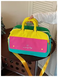 Colorblock travel duffel bag for women, large capacity lightweight gym fitness bag and luggage.