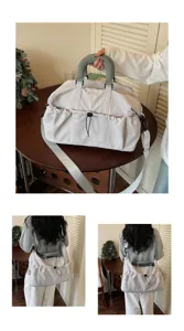 Gran bolso de viaje de lona con correa para el hombro y elegante diseño de bolsillo frontal.