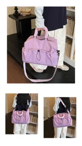 Detalle de bolsa de viaje de lona grande, correa de hombro lavanda, bolsillo con cordón.