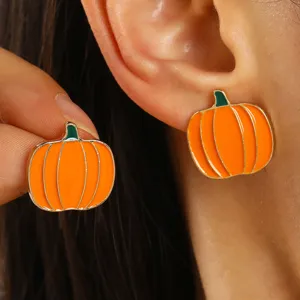Vista detallada de pendientes de botón de calabaza esmaltados en naranja para el Halloween