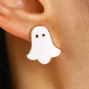 Primer plano de pendiente de fantasma blanco con borde dorado.