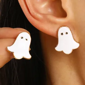 Primer plano de bonitos pendientes de fantasma en esmalte blanco para Halloween