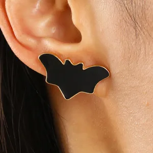 Primer plano de un pendiente de botón con forma de murciélago negro para Halloween moda