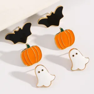 Detalle de pendientes de esmalte de Halloween con diseños de fantasma, calabaza y murciélago.