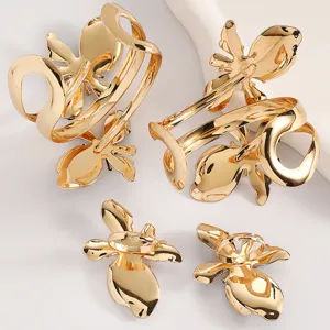 Rückansicht der Struktur des übertriebenen goldenen Blumenarmband- und Ring-Sets im Retro-Stil