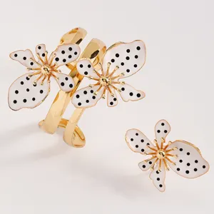 Detail eines Retro Blumen Armreifs und Ring Sets mit weiß-schwarzem Punkt Emaille.