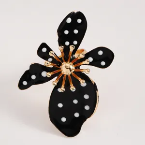 Detailansicht eines auffälligen Retro-Blumenrings aus schwarzer Emaille mit Punkten