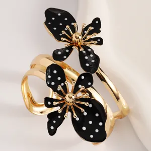 Vintage Armreif und Ring Set mit schwarzen Emaille-Blumen und weißen Punkten Detail