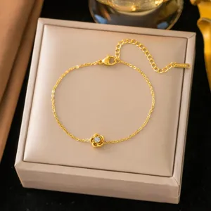 Elegante bracciale a catena con fiore di camelia in oro 18k e cristallo
