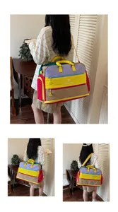 Detailansicht der bunten Dopamin Reisetasche mit praktischem Schultergurt getragen.