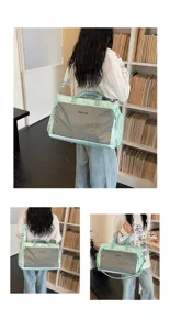 Vue détaillée du sac de voyage vert menthe avec bandoulière et poche avant fonctionnelle.