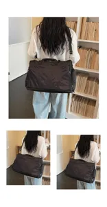 Vue détaillée d'un grand sac de voyage noir, montrant un design élégant et une matière résistante.